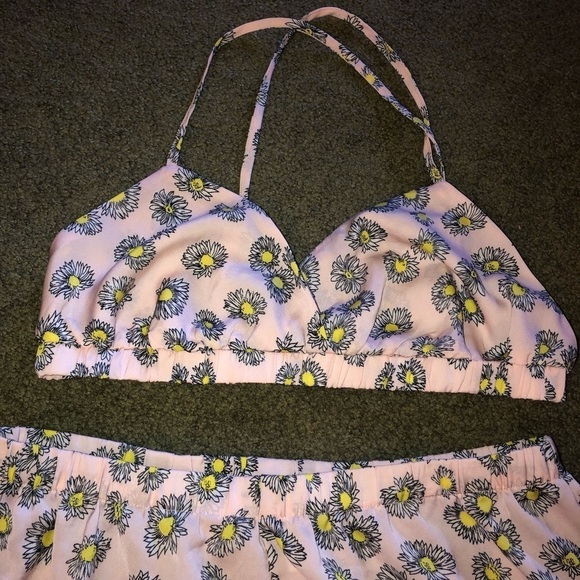 Forever 21 Two Piece Pink Floral Pajama Set Size Medium - Picture 2 of 9